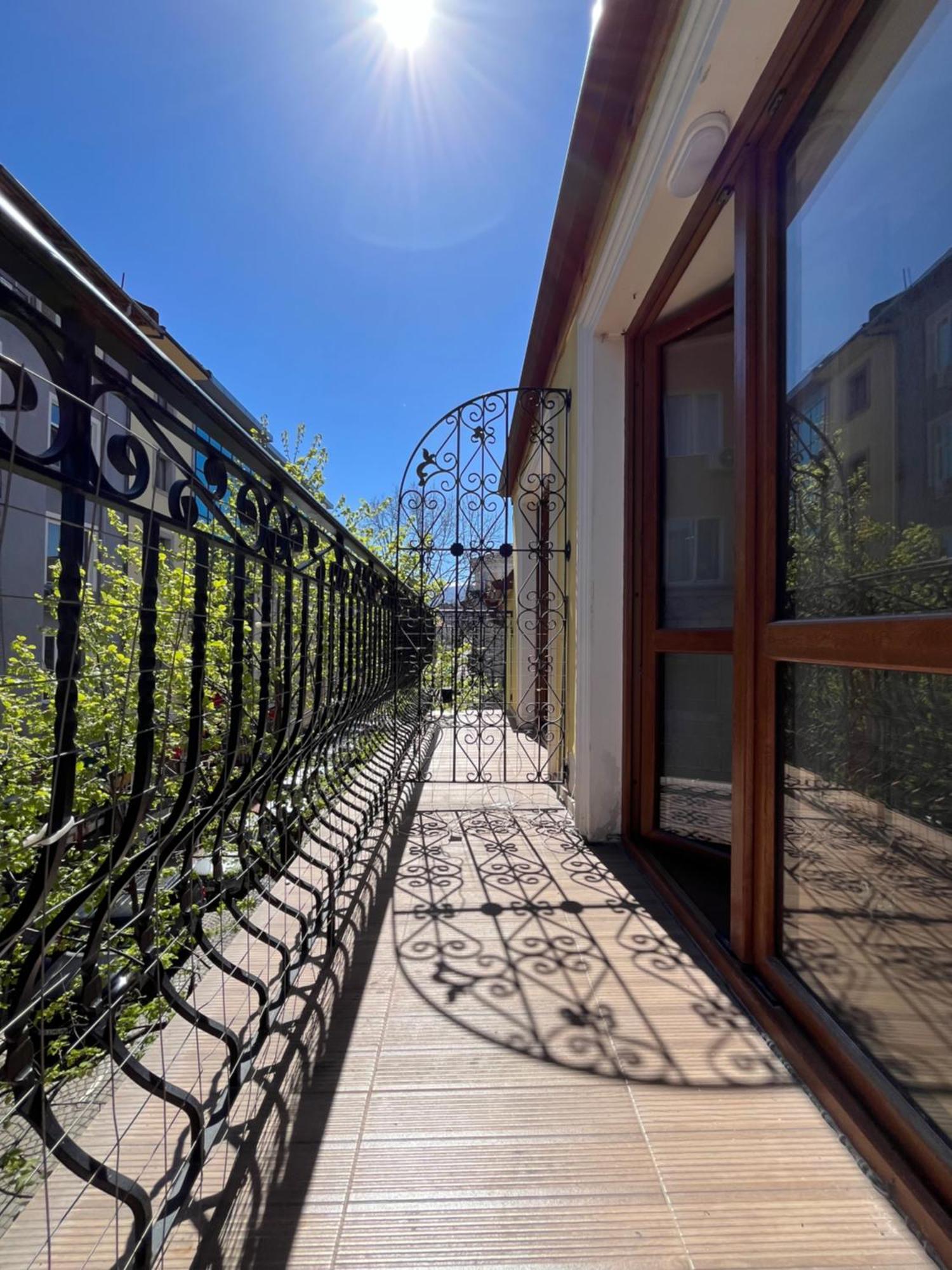 En-Suite Rooms: Novа Guesthouse In Sofia Center Экстерьер фото