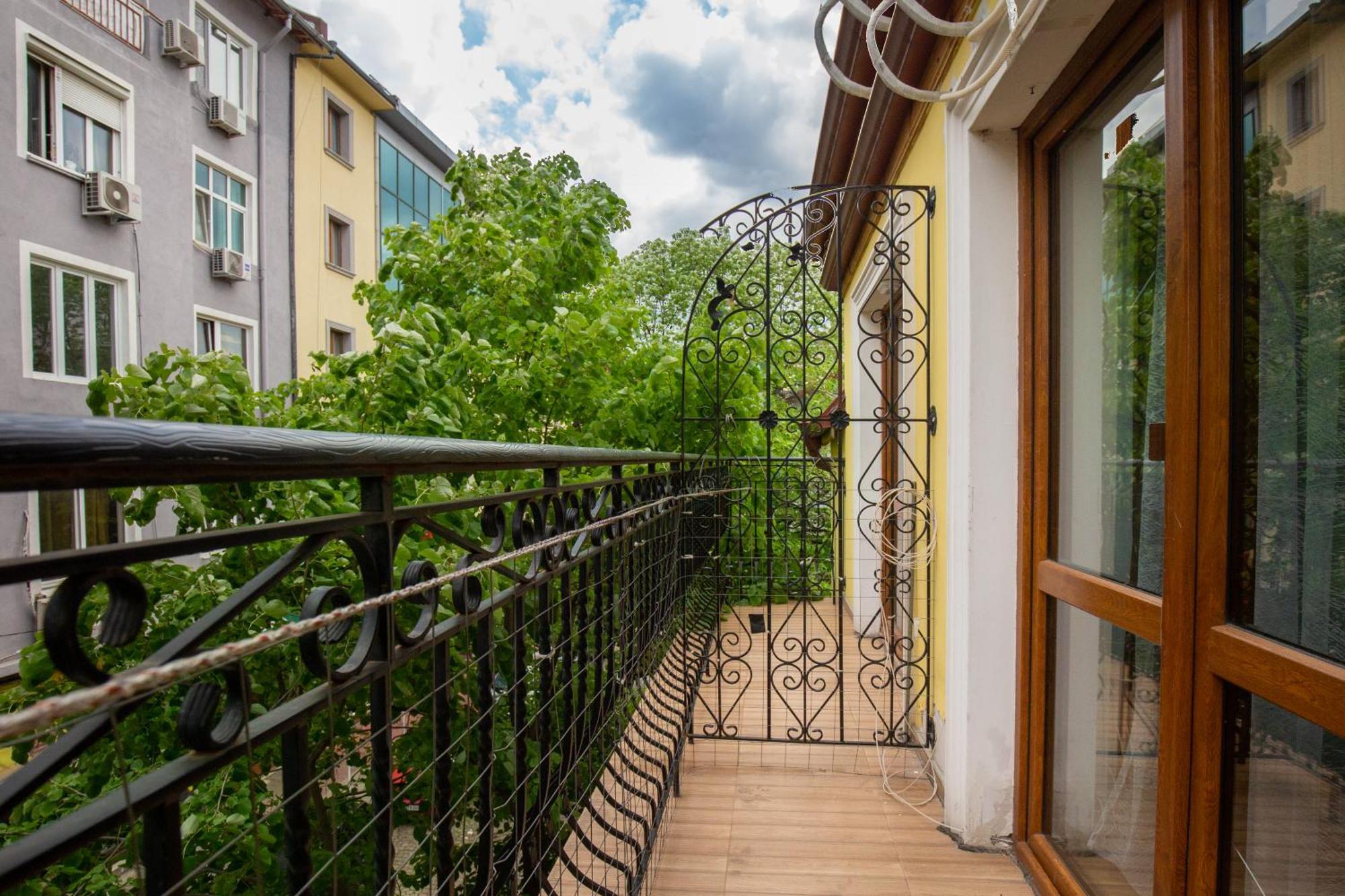 En-Suite Rooms: Novа Guesthouse In Sofia Center Экстерьер фото